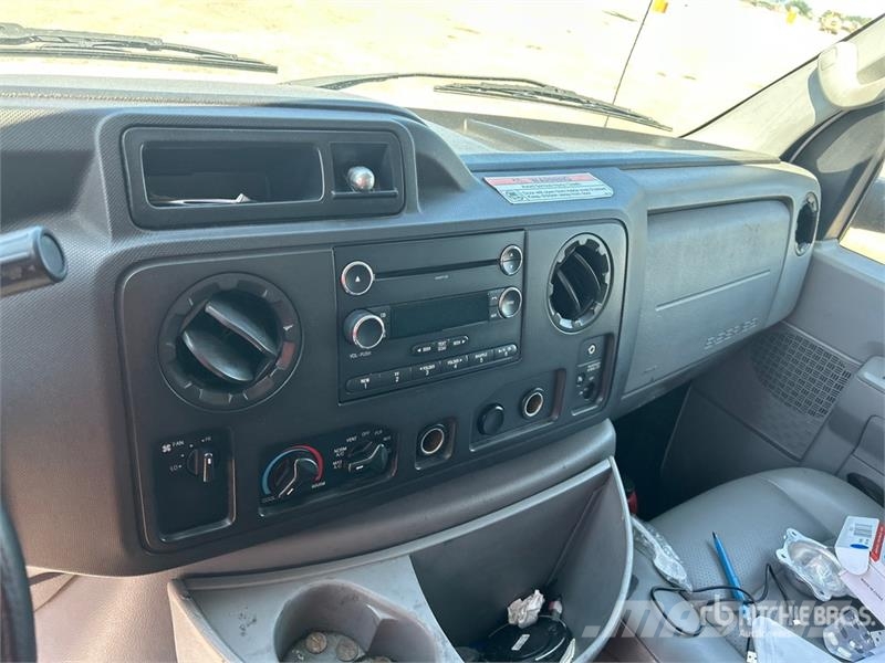 Ford E350 4x2 Van Truck (Inoperable) 厢式货车