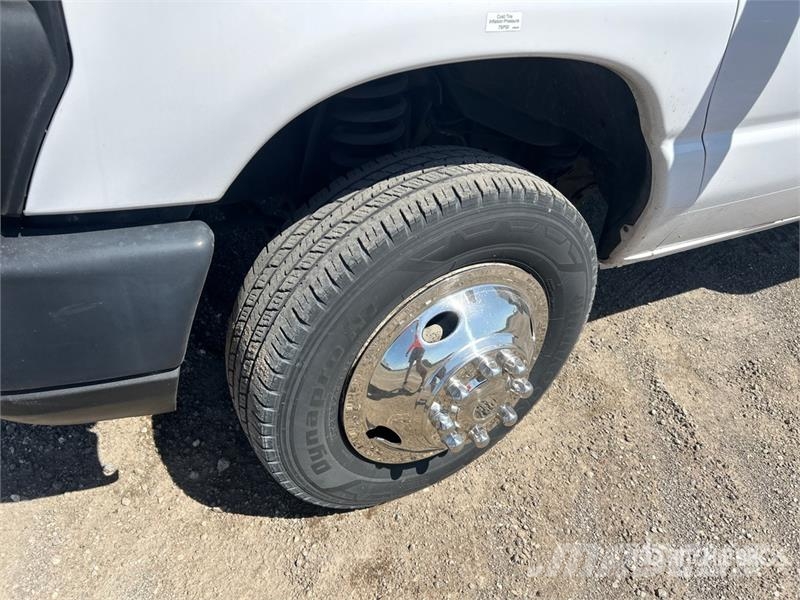 Ford E350 4x2 Van Truck (Inoperable) 厢式货车