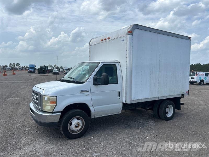 Ford E350 4x2 Van Truck Dobozos teherautók