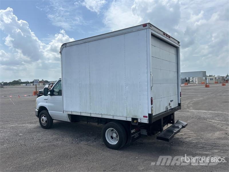 Ford E350 4x2 Van Truck Dobozos teherautók