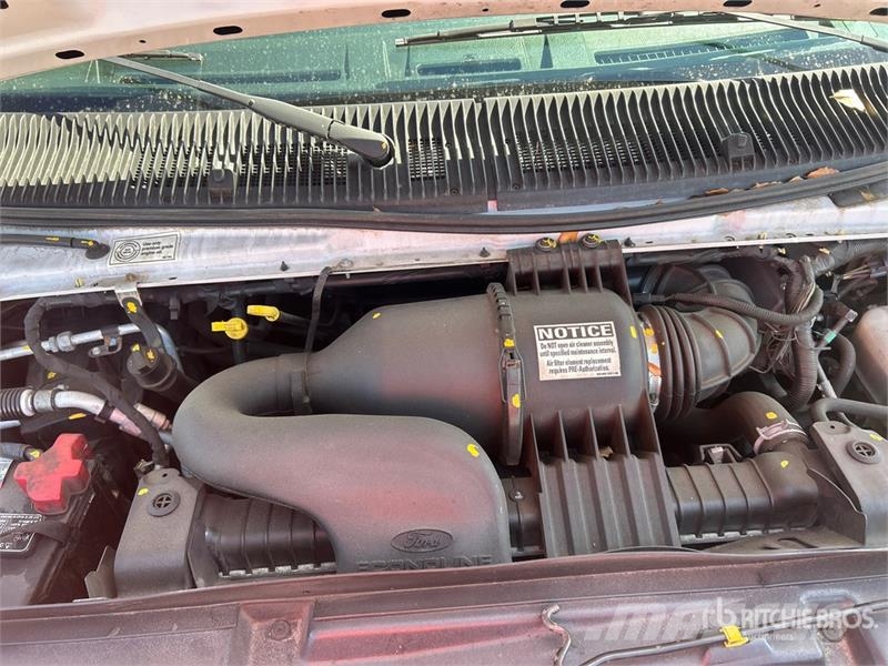 Ford E350 4x2 Van Truck (Inoperable) 厢式货车