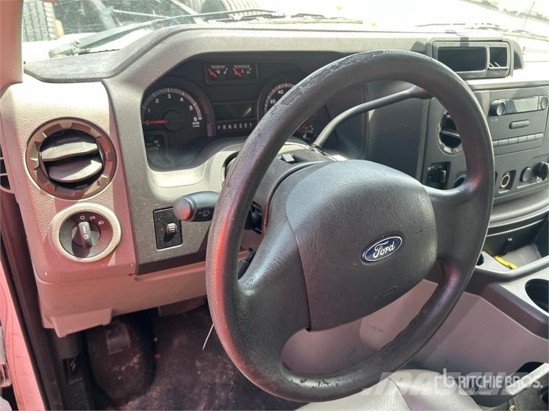 Ford E350 4x2 Van Truck Dobozos teherautók