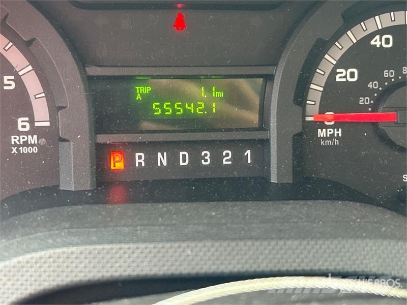 Ford E350 4x2 Van Truck Dobozos teherautók