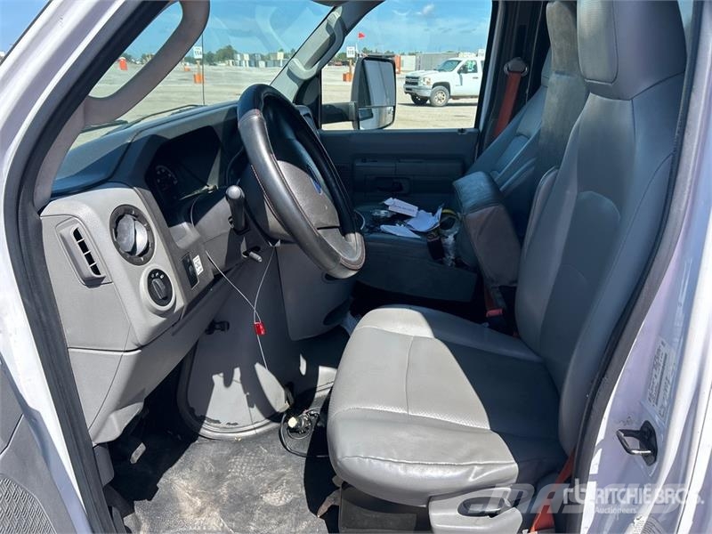 Ford E350 4x2 Van Truck (Inoperable) 厢式货车