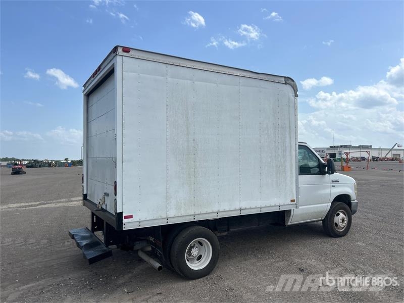 Ford E350 4x2 Van Truck Dobozos teherautók