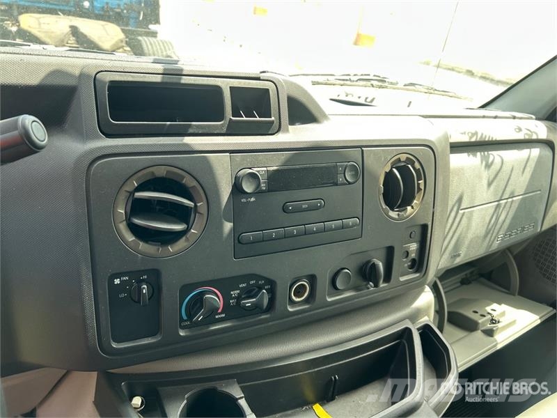 Ford E350 4x2 Van Truck Dobozos teherautók