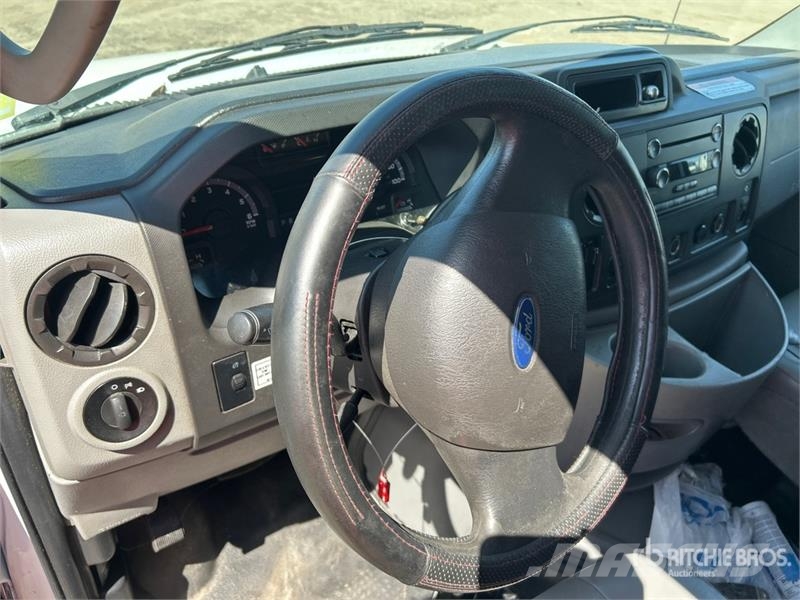 Ford E350 4x2 Van Truck (Inoperable) 厢式货车
