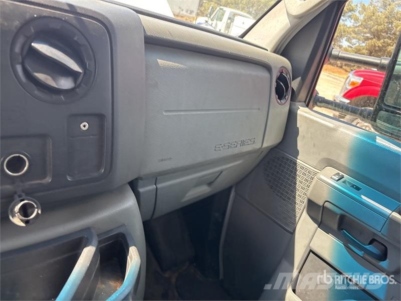Ford E450 4x2 Van Truck (Inoperable) Box body trucks