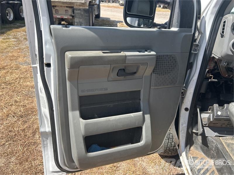 Ford E450 4x2 Van Truck (Inoperable) Skåpbilar