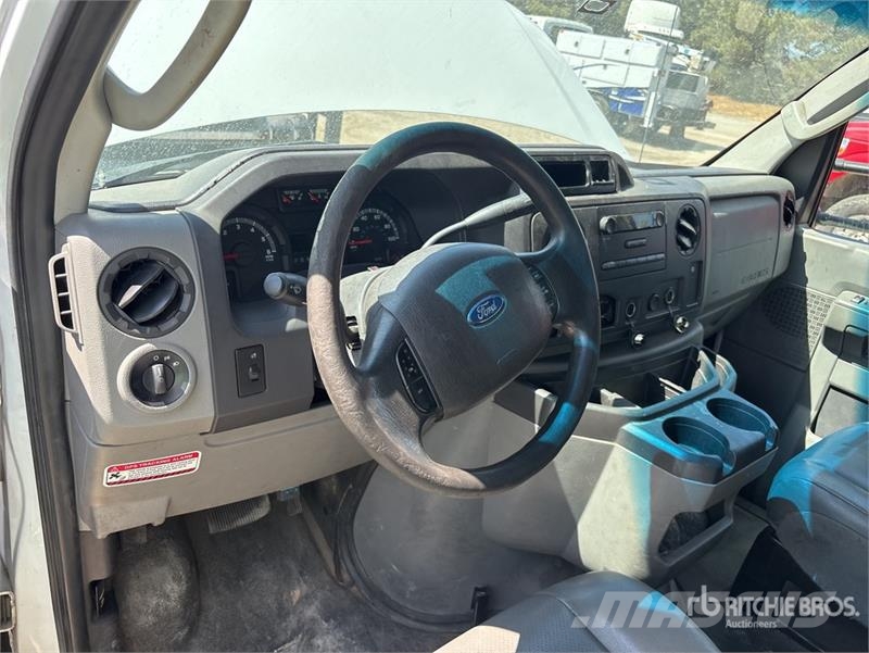 Ford E450 4x2 Van Truck (Inoperable) Box body trucks