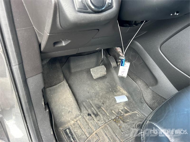 Ford Escape SE 2WD SUV سيارات