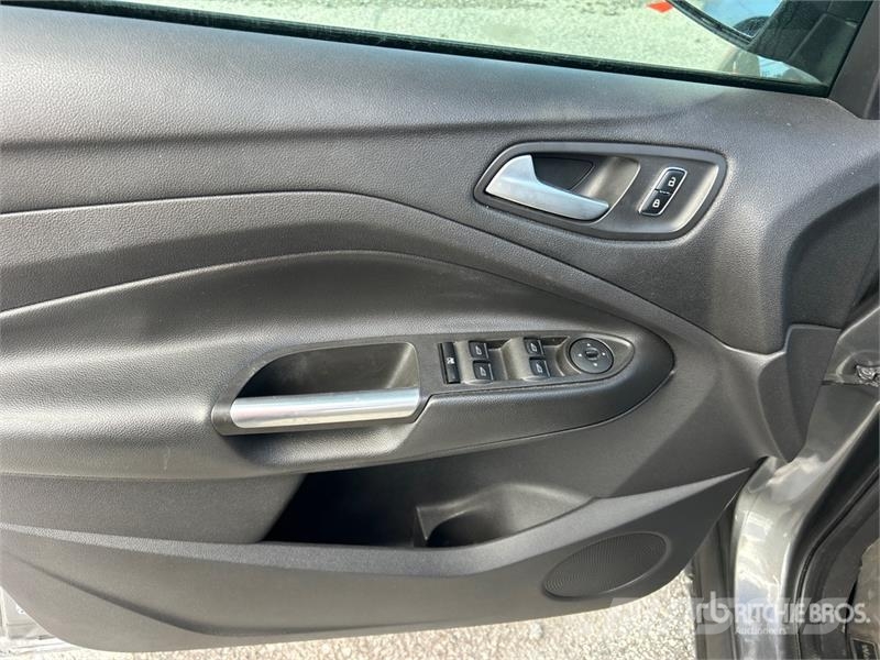 Ford Escape SE 2WD SUV سيارات