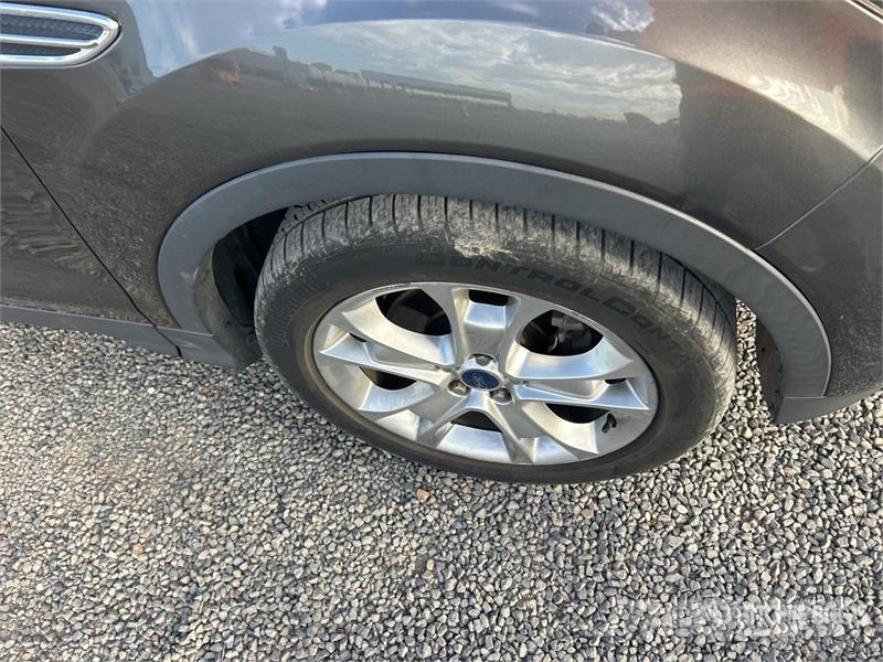 Ford Escape Titanium 2WD SUV Voiture