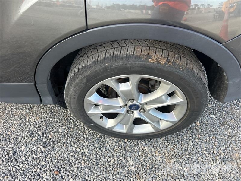 Ford Escape Titanium 2WD SUV Voiture