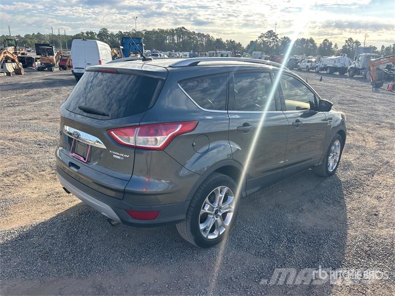 Ford Escape Titanium 2WD SUV Voiture