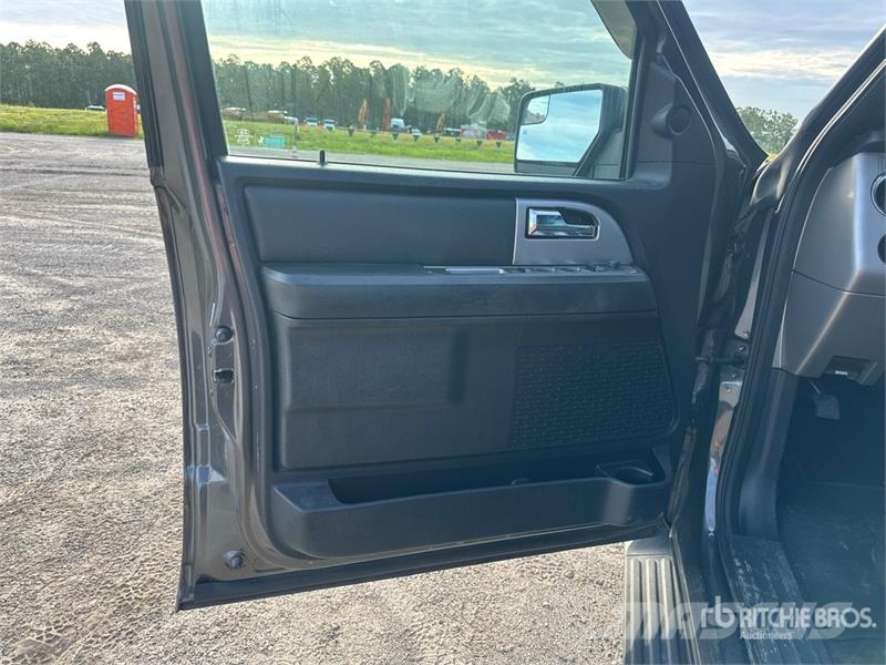 Ford Expedition XLT 4WD SUV Auto's