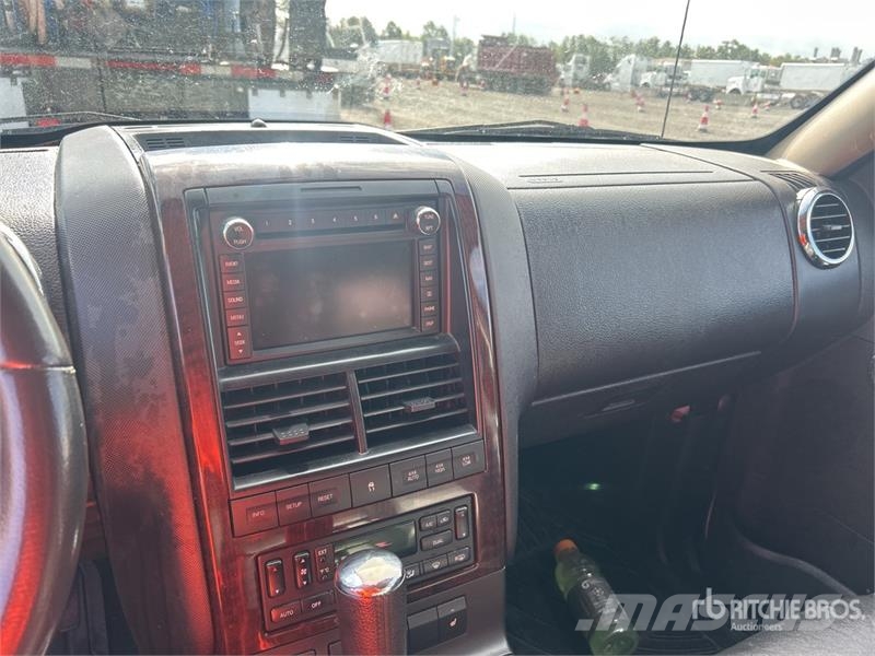 Ford Explorer سيارات