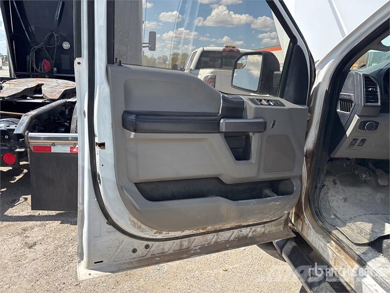 Ford F-150 4x4 Crew Cab Pickup Muu