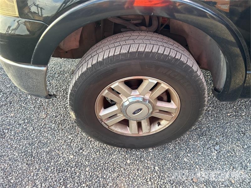 Ford F-150 Lariat 4x2 Crew Cab Pickup Otros