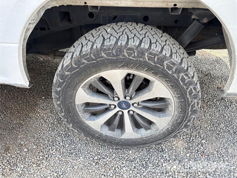 Ford F-150 STX 4x4 Crew Cab Pickup Muu