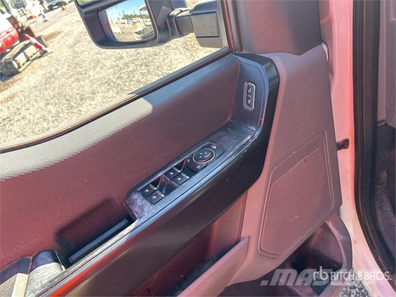 Ford F-150 XL 4x2 Crew Cab Pickup Ostalo