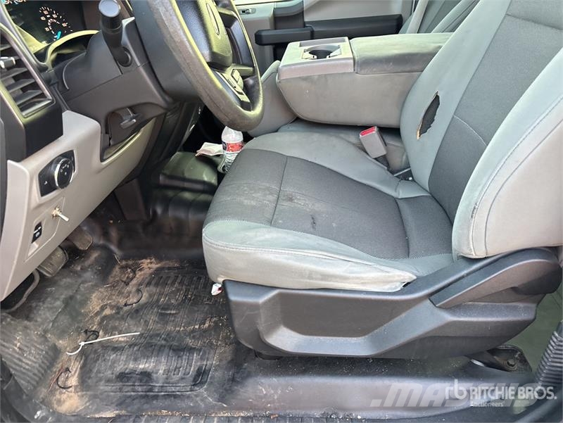 Ford F-150 XL 4x2 Crew Cab Pickup Otros