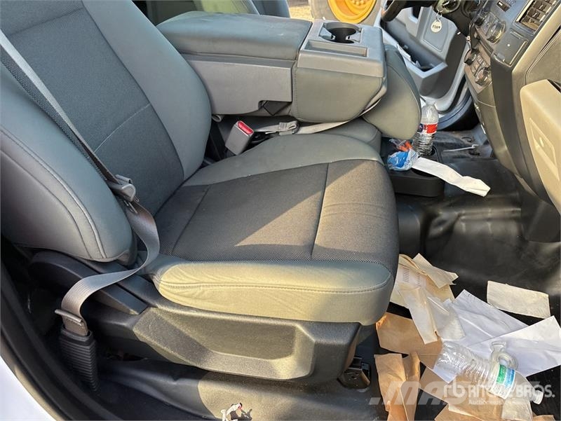 Ford F-150 XL 4x2 Crew Cab Pickup Otros