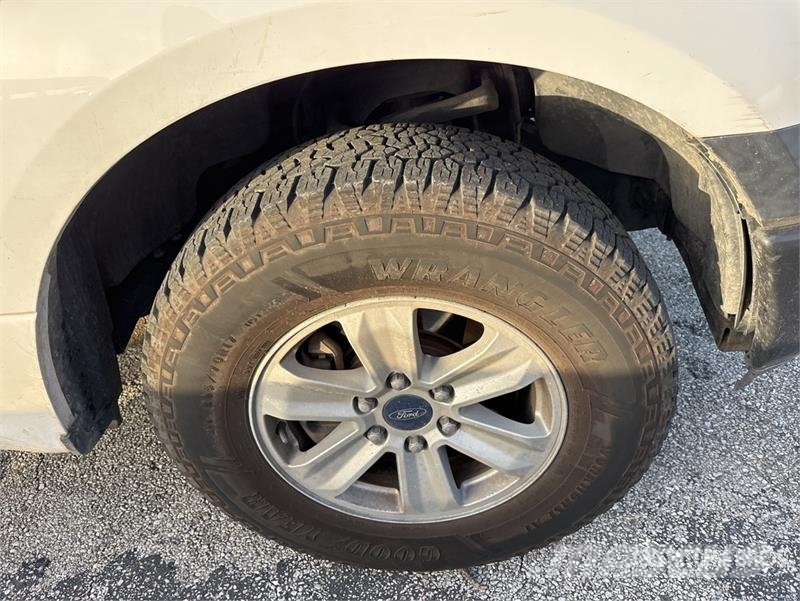 Ford F-150 XL 4x2 Crew Cab Pickup Інше