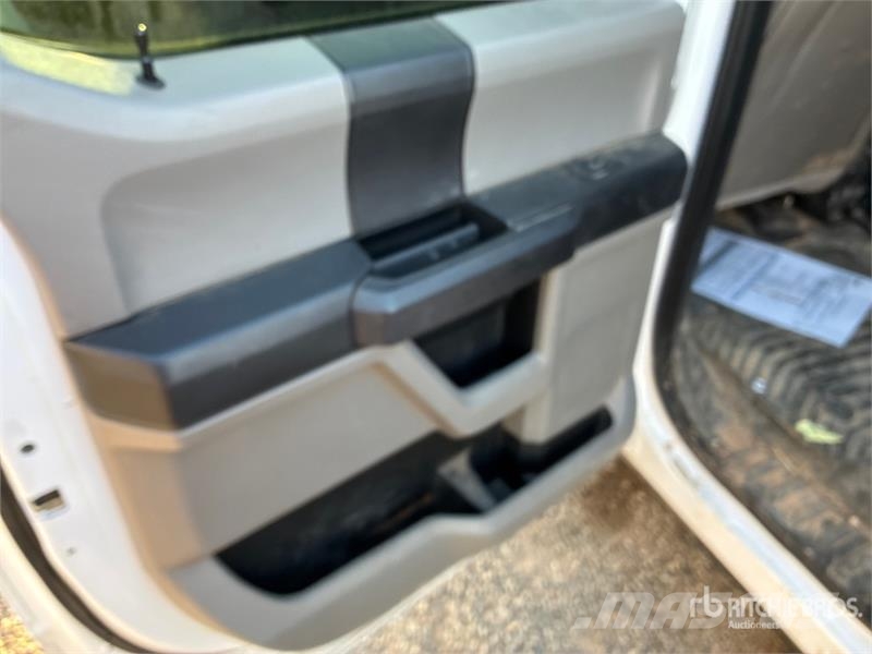 Ford F-150 XL 4x2 Crew Cab Pickup Muut autot