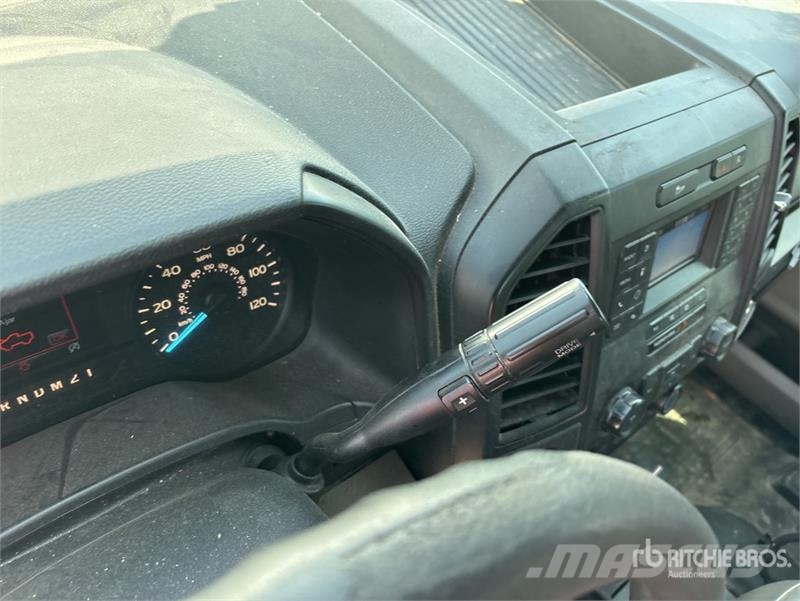 Ford F-150 XL 4x2 Crew Cab Pickup Furgoni altro