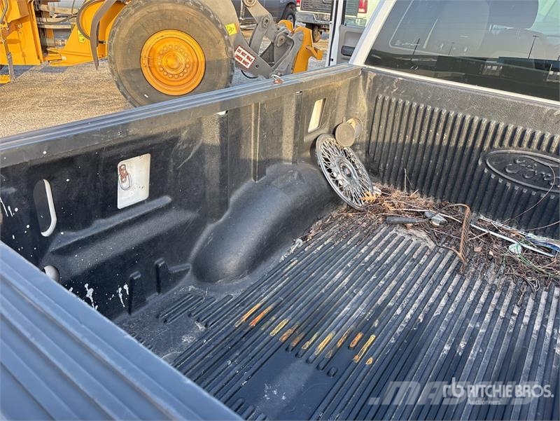 Ford F-150 XL 4x2 Crew Cab Pickup Otros