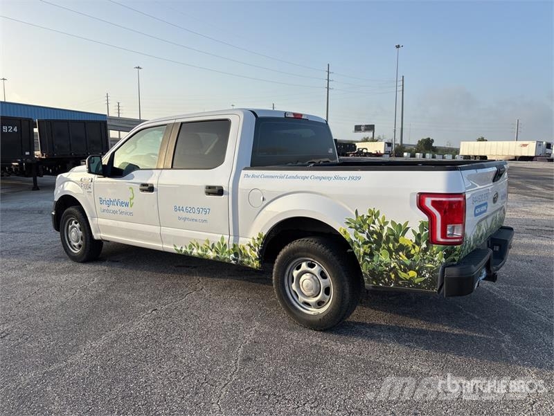 Ford F-150 XL 4x2 Crew Cab Pickup Otros