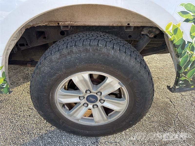 Ford F-150 XL 4x2 Crew Cab Pickup Інше