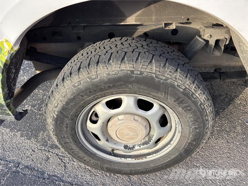Ford F-150 XL 4x2 Crew Cab Pickup Otros
