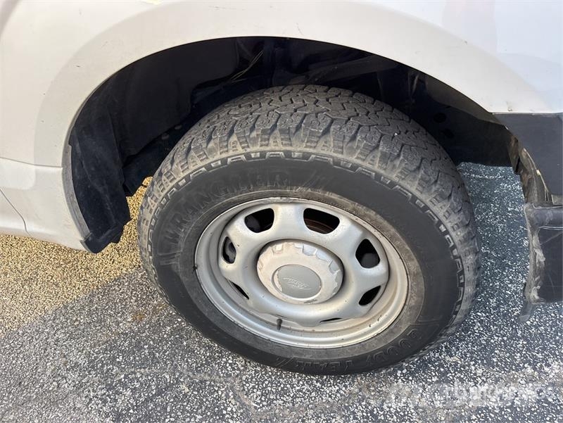 Ford F-150 XL 4x2 Crew Cab Pickup Otros