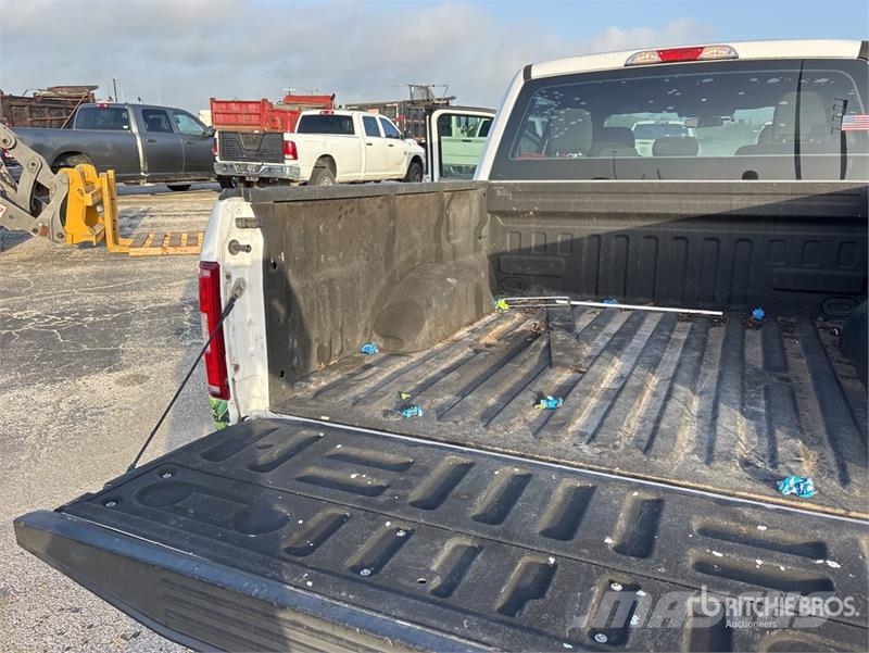 Ford F-150 XL 4x2 Crew Cab Pickup Інше