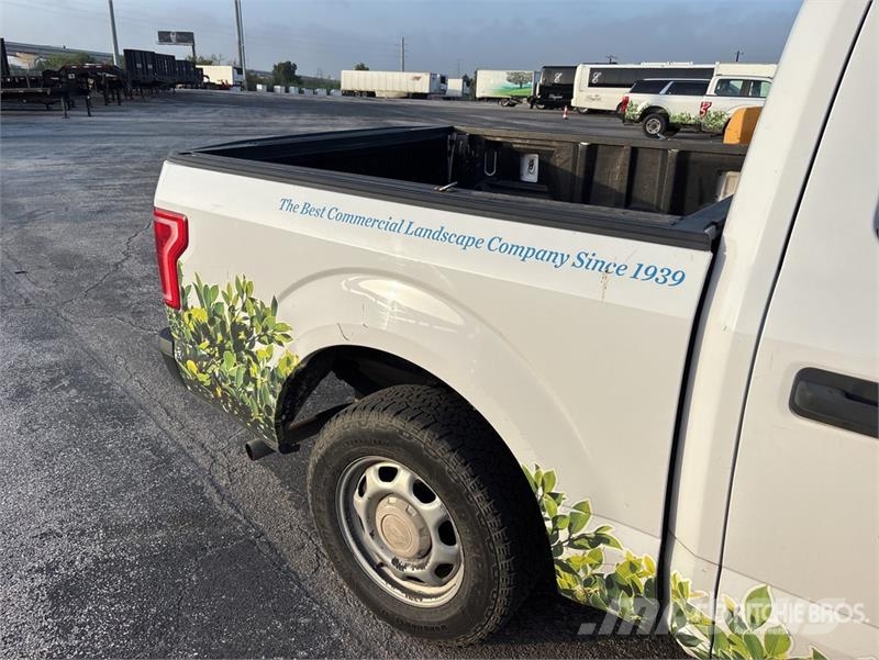 Ford F-150 XL 4x2 Crew Cab Pickup Otros