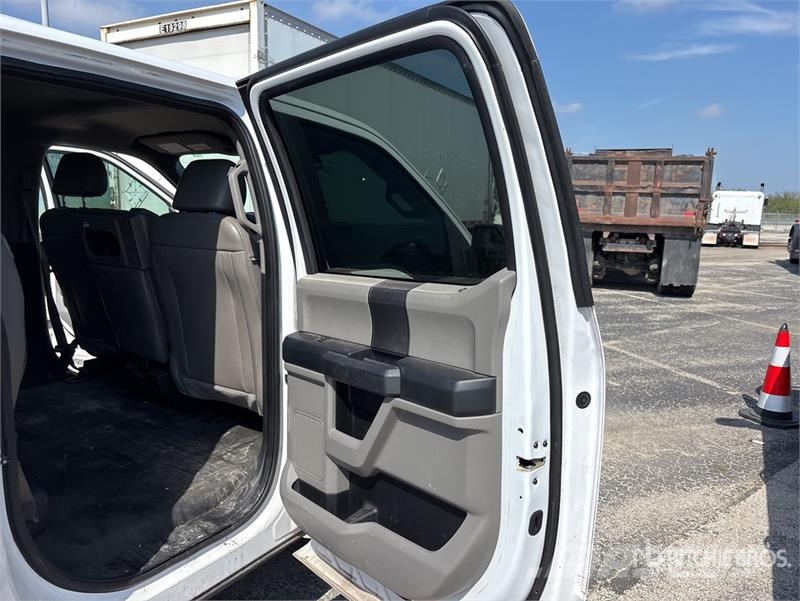 Ford F-150 XL 4x2 Crew Cab Pickup Furgoni altro