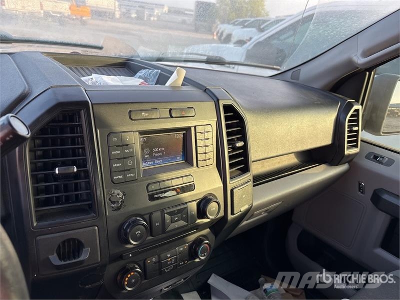 Ford F-150 XL 4x2 Crew Cab Pickup Otros