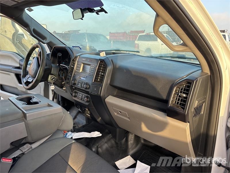 Ford F-150 XL 4x2 Crew Cab Pickup Otros