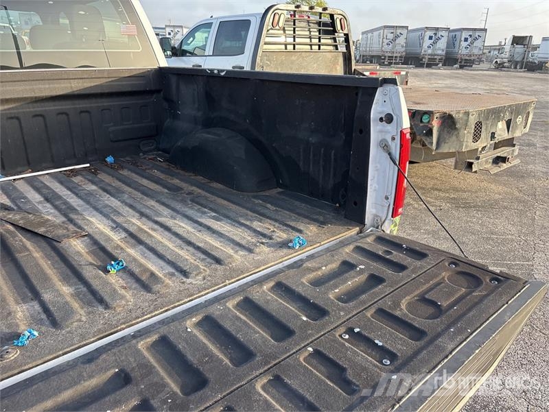Ford F-150 XL 4x2 Crew Cab Pickup Інше
