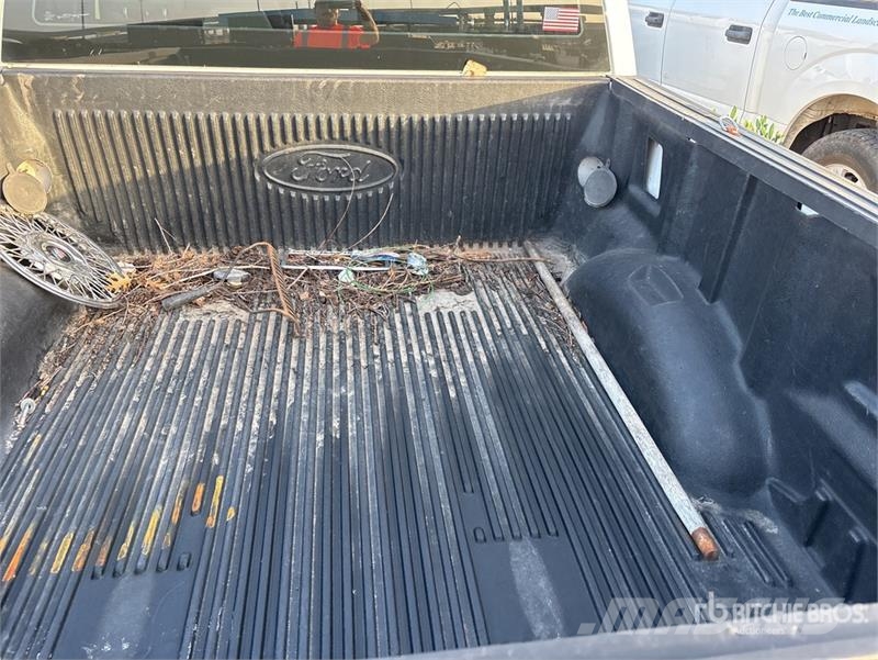 Ford F-150 XL 4x2 Crew Cab Pickup Otros