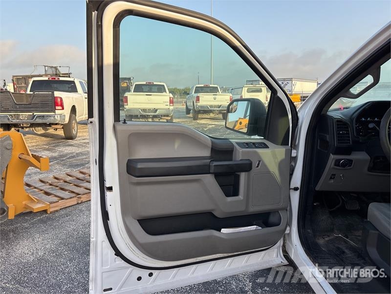 Ford F-150 XL 4x2 Crew Cab Pickup Otros
