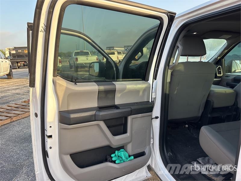 Ford F-150 XL 4x2 Crew Cab Pickup Otros
