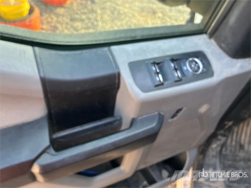 Ford F-150 XL 4x2 Crew Cab Pickup Muut autot