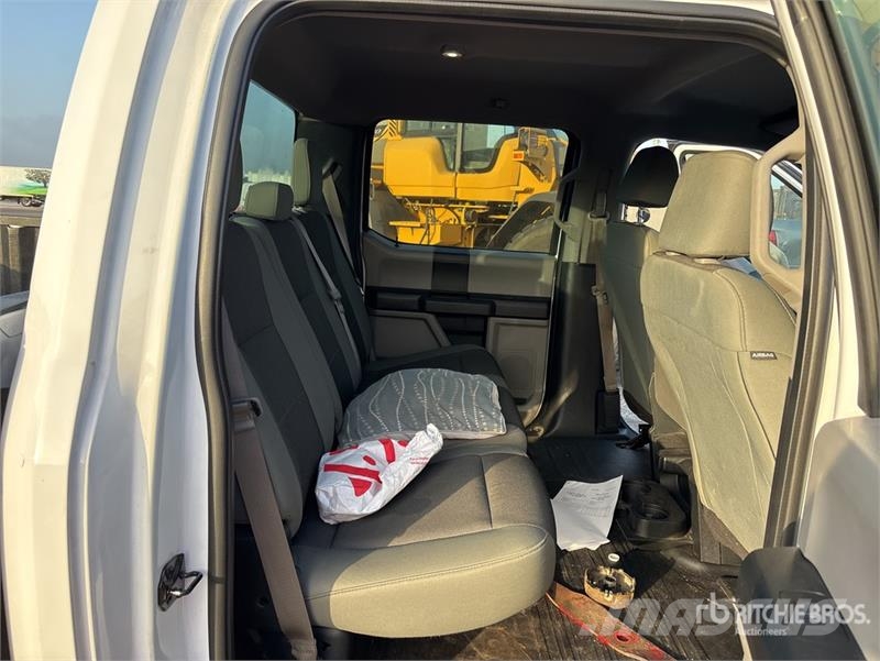 Ford F-150 XL 4x2 Crew Cab Pickup Otros