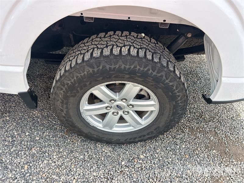Ford F-150 XL 4x2 Extended Cab Pickup 其他