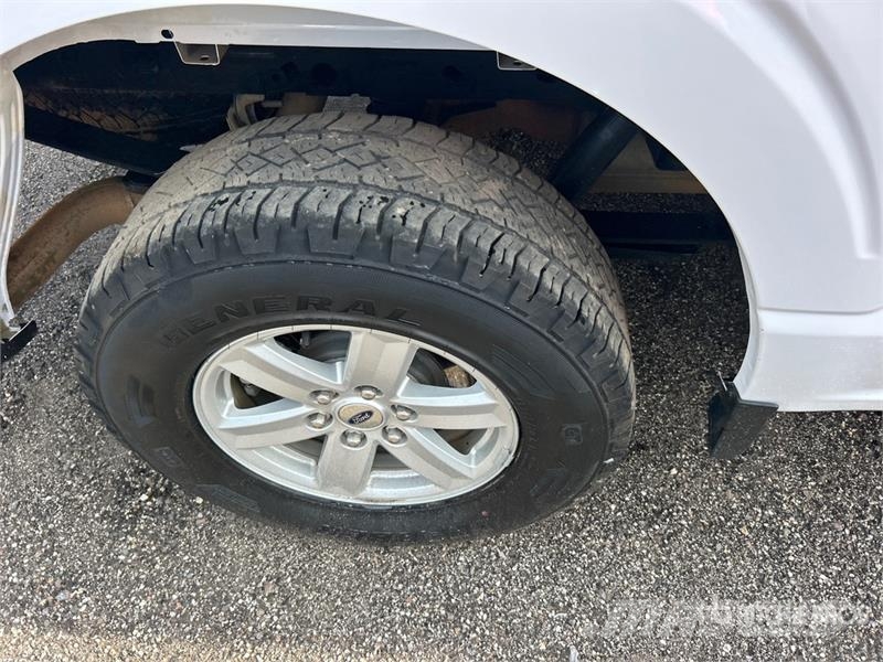 Ford F-150 XL 4x2 Extended Cab Pickup Iné