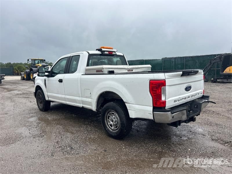 Ford F-150 XL 4x2 Extended Cab Pickup 其他