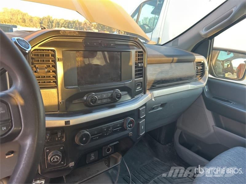 Ford F-150 XL 4x4 Crew Cab Pickup Diger